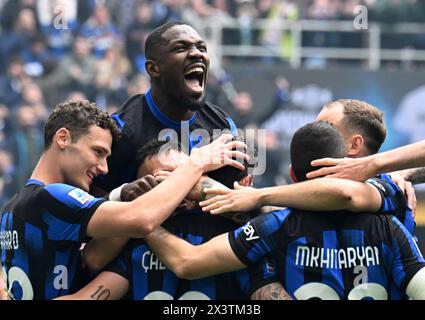 (240429) -- MILANO, 29 aprile 2024 (Xinhua) -- i giocatori del FC Inter celebrano un gol durante la partita di calcio di serie A tra FC Inter e Torino a Milano, Italia, aprile. 28, 2024. (Foto di Augusto Casasoli/Xinhua) Foto Stock