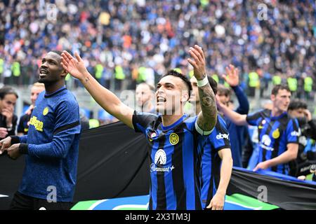 (240429) -- MILANO, 29 aprile 2024 (Xinhua) -- Lautaro Martinez (davanti) dell'FC Inter celebra durante la partita di calcio di serie A tra FC Inter e Torino a Milano, Italia, aprile. 28, 2024. (Foto di Augusto Casasoli/Xinhua) Foto Stock