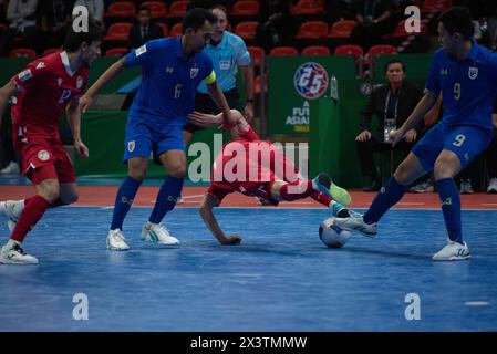 Bangkok, Bangkok, Thailandia. 26 aprile 2024. La semifinale della Coppa d'Asia 2024 dell'AFC Futsal tra Thailandia (divisa blu) e Tagikistan (divisa rossa) allo Hua Mark Indoor Stadium il 26 aprile 2024. A Bangkok.AET: Thailandia 3 - 3 Tagikistan (a PENNA 6-5) la Thailandia vince ai calci di rigore avanzando fino alla finale. (Credit Image: © Teera Noisakran/Pacific Press via ZUMA Press Wire) SOLO PER USO EDITORIALE! Non per USO commerciale! Foto Stock