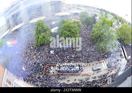 Milano, Italia. 28 aprile 2024. I giocatori del FC Inter festeggiano dopo aver vinto il campione di serie A con i tifosi dopo la partita di calcio di serie A tra FC Inter e Torino a Milano, Italia, 28 aprile 2024. Crediti: Augusto Casasoli/Xinhua/Alamy Live News Foto Stock