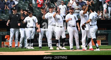 Chicago, Stati Uniti. 28 aprile 2024. La squadra dei Chicago White Sox vista in azione sul campo festeggiando dopo le prime tre gare della stagione 2024 in virtù di una vittoria 4-2 sui Tampa Bay Rays al Guaranteed Rate Field. La partita di domenica pomeriggio è la prima gara di tre partite dei Chicago White Sox dal 2 al 4 giugno 2023 contro i Detroit Tigers e la loro prima striscia di tre vittorie consecutive dal 5 al 7 agosto. I White Sox (6-22) ne hanno vinti quattro in casa dopo aver iniziato 1-9. Punteggio finale; Tampa Bay Rays 2 : 4 Chicago White Sox. Credito: SOPA Images Limited/Alamy Live News Foto Stock