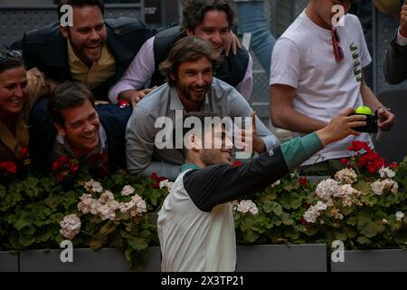 Madrid, Spagna. 28 aprile 2024. Il tennista spagnolo Carlos Alcaraz fa un selfie con alcuni tifosi dopo una partita di tennis alla Caja Magica. Il tennista spagnolo Carlos Alcaraz si è qualificato per il 16 round dell'ATP Masters 1000 a Madrid dopo aver battuto il brasiliano Thiago Seyboth Wild in due set 6-3 e 6-3. Martedì prossimo affronterà il tedesco Jan-Lennard Struff. (Foto di David Canales/SOPA Images/Sipa USA) credito: SIPA USA/Alamy Live News Foto Stock