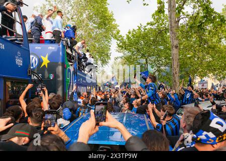 MILANO, ITALIA - 28 APRILE 2024: I giocatori del FC Internazionale festeggiano sul bus scoperto con i tifosi durante la vittoria del campionato di serie A. Foto Stock