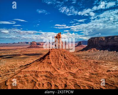 L'immagine mostra un vasto paesaggio desertico nella Monument Valley, vicino al confine tra Utah e Arizona, visto da un alto punto di vista. Il deserto si estende molto Foto Stock