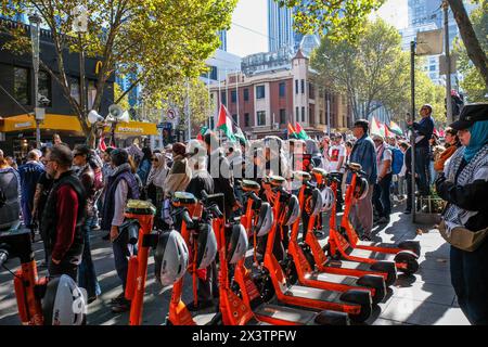 Melbourne, Australia. 28 aprile 2024. Gli scooter elettrici a noleggio parcheggiati sono visibili lungo la strada durante una dimostrazione. I manifestanti pro-palestinesi organizzano una marcia dimostrativa per le strade del CBD di Melbourne verso il Parlamento di Victoria in Australia. (Foto di Alexander Bogatyrev/SOPA Images/Sipa USA) credito: SIPA USA/Alamy Live News Foto Stock