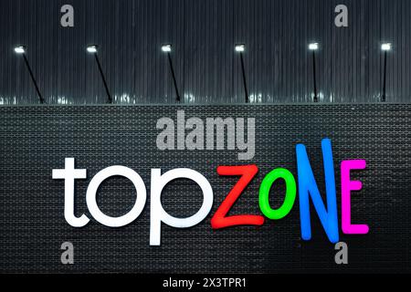 Logo Topzone Store, nuovo negozio di smartphone a da Lat Vietnam. Società di servizi e apparecchiature per reti e telecomunicazioni, rivenditore premium a Vietn Foto Stock