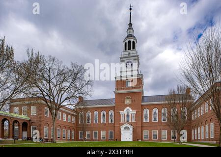Foto iconica della Baker-Berry Library, Dartmouth College, situato ad Hanover, New Hampshire, Stati Uniti, in un giorno di primavera per lo più nuvoloso. Foto Stock