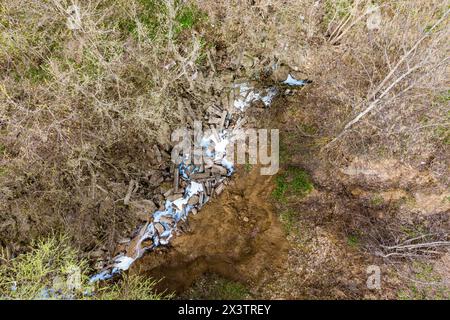 Vista dall'alto del burrone dove fuoriescono i rifiuti industriali bluastri Foto Stock