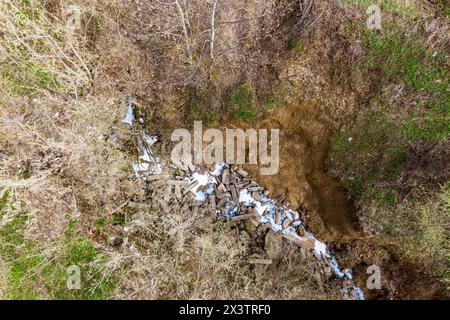 Vista dall'alto del burrone dove fuoriescono i rifiuti industriali bluastri Foto Stock