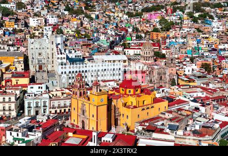 Vista aerea della città vecchia di Guanajuato con la Basilica e l'Università. Patrimonio mondiale dell'UNESCO in Messico Foto Stock