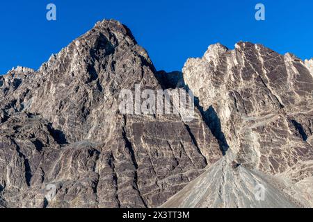 Grandi montagne negli Imiliesi nella valle di Nubra, nel nord dell'India Foto Stock