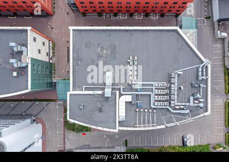 tetto di un piccolo edificio per uffici con efficiente sistema di ventilazione e impianto di aria condizionata. vista dall'alto dell'antenna. Foto Stock