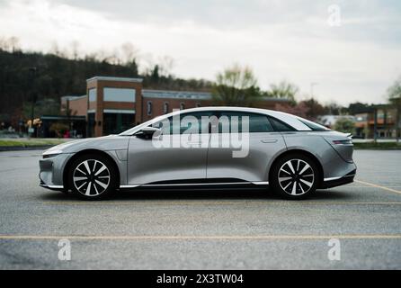 Moderno design automobilistico espresso in un veicolo elettrico Lucid Air. Foto Stock