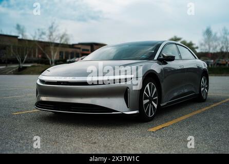 Moderno design automobilistico espresso in un veicolo elettrico Lucid Air. Foto Stock