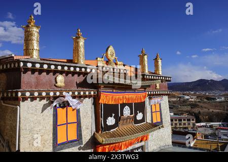 Ruota di Dharma in cima a un monastero nel monastero di Songzanlin a Shangri-la, Yunnan, Cina Foto Stock