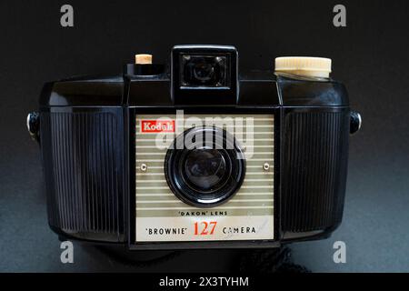 05 30 2017 Vintage Old Classic Kodak Brownie 127 telecamera isolata su sfondo Darke Lokgram Kalyan Maharashtra India Asia. Foto Stock