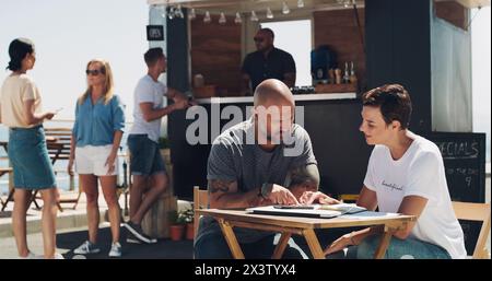 Discussione, riunione e proprietari di piccole imprese con documenti presso il food truck per conversazione, lavoro di squadra o collaborazione sul menu. Cafe, manager e.. Foto Stock