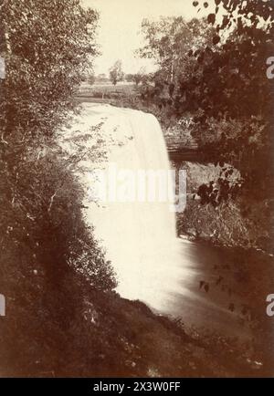 Cascate di Minnehaha a Minneapolis, Minnesota - Pub. Di Samuel P. Cox tra la fine del XIX e l'inizio del XX secolo - cornice ritagliata dalla carta dell'armadio antico Foto Stock