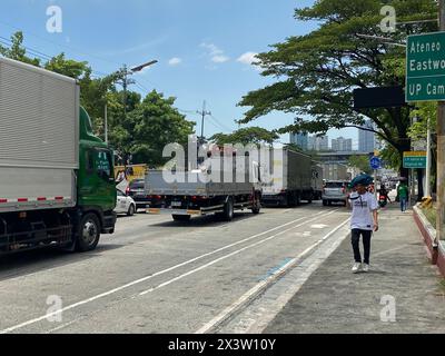 Quezon City, Filippine. 29 aprile 2024. Un uomo cerca di proteggersi dal caldo estremo con la sua borsa. Crediti: Girlie Linao/dpa/Alamy Live News Foto Stock