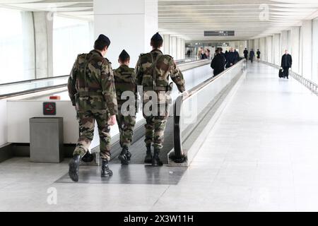 Militare all'aeroporto CDG di Parigi nel 2005 Foto Stock