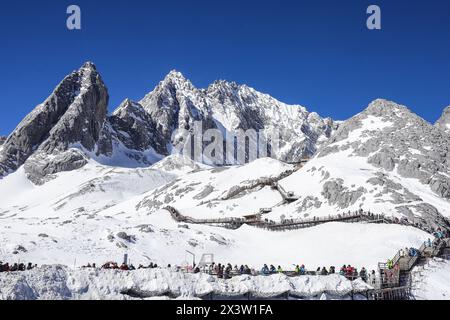Vista sulla montagna innevata del Drago di Giada a Lijiang, Yunnan, Cina, con gradini artificiali che conducono alla vetta Foto Stock