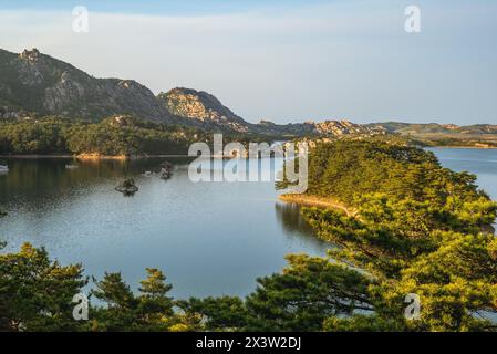 Scenario del Lago Samilpo nella regione turistica del Monte Kumgang a Kangwondo, corea del Nord Foto Stock