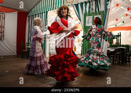 Barcellona, Spagna. 28 aprile 2024. Le donne vestite come flamencas ballano durante una nuova edizione della Feria de Abril. Una nuova edizione del Festival di aprile in Catalogna tenutosi al Forum Park. (Foto di Ximena Borrazas/SOPA Images/Sipa USA) credito: SIPA USA/Alamy Live News Foto Stock