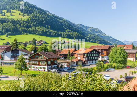 Paesaggio paesaggistico paesino e verdi pascoli delle Alpi Svizzere, Svizzera, 16 agosto 2022 Foto Stock