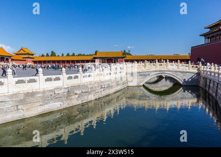 Ponte bianco sul canale nella città Proibita di Pechino, Cina Foto Stock