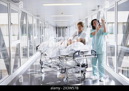 Medici e pazienti in ospedalizzazione Foto Stock