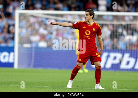 Il centrocampista italiano della Roma Edoardo Bove gesticolò durante la partita di serie A tra il Napoli e L'AS Roma allo stadio Diego Armando Maradona di Napoli, Italia meridionale, il 28 aprile 2024. Foto Stock