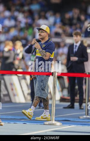 Napoli, Italia. 28 aprile 2024. Il cantante italiano Geolier si esibisce dal vivo prima della partita di calcio di serie A tra il Napoli e L'AS Roma allo stadio Diego Armando Maradona di Napoli, Italia meridionale, il 28 aprile 2024. Credito: Agenzia fotografica indipendente/Alamy Live News Foto Stock