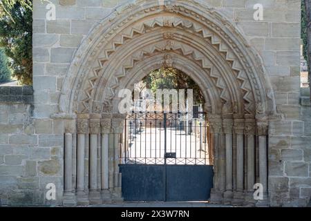 antigua portada del Hospital de San Juan de Acre en el cementerio Municipal, estilo románico, Navarrete, la Rioja, Spagna Foto Stock