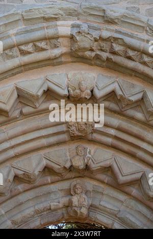 antigua portada del Hospital de San Juan de Acre en el cementerio Municipal, estilo románico, Navarrete, la Rioja, Spagna Foto Stock