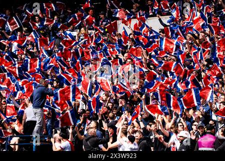 I tifosi fanno il tifo per la loro squadra davanti alla UEFA Women's Champions League, alle semifinali, alla partita di calcio di 2a tappa tra il Paris Saint-Germain e l'Olympique Lyonnais il 28 aprile 2024 allo stadio Parc des Princes di Parigi, in Francia Foto Stock