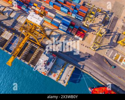 Vista aerea di navi da carico e container nel porto, scarico e carico con gru speciale. Foto Stock