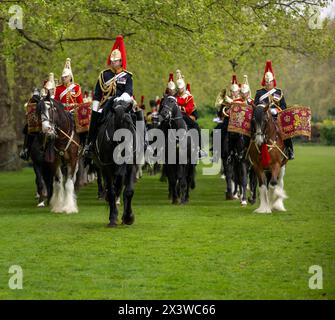 Hyde Park, nel centro di Londra, è stato utilizzato per la recensione per molti anni ed è un ambiente ideale. L'ispezione annuale del Major General del Household Cavalry Mounted Regiment è il test finale per l'unità cerimoniale più spettacolare e impegnativa dell'esercito britannico. E' un test che devono superare per partecipare alle prossime funzioni cerimoniali di Stato. Circa 170 cavalli e personale del Household Cavalry Mounted Regiment lasciano la caserma di Knightsbridge e si dirigono verso l'area "Football Pitch" di Hyde Park per formare e essere ispezionati dall'ufficiale generale che comanda la famiglia Divis Foto Stock