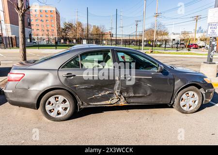 New York City, USA - 24 marzo 2024: Toyota Camry si è schiantata all'aperto in strada, vista laterale Foto Stock