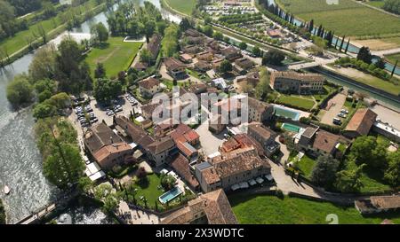Splendida vista aerea del villaggio mulino di Borghetto sul Mincio a sud del Lago di Garda, in Veneto. Video del drone del SM Foto Stock