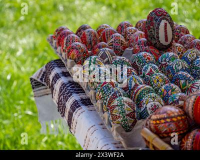 gruppo di uova di pasqua ortodosse rumene decorate in mostra Foto Stock