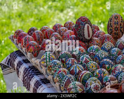 gruppo di uova di pasqua ortodosse rumene decorate in mostra Foto Stock