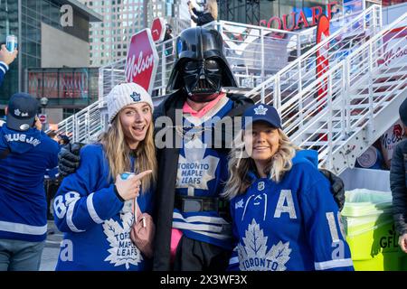 24 aprile 2024, Toronto, Ontario, Canada: I tifosi si riuniscono a Maple Leaf Square fuori Scotibank Arena, guardando il primo turno, la partita di playoff di gara 4 dei Toronto Maple Leafs contro i Boston Bruins su uno schermo gigante. Durante le partite di playoff dei Toronto Maple Leafs, Maple Leaf Square si trasforma in un mare di blu e bianco, riecheggiando i canti dei tifosi appassionati che si radunano con entusiasmo dietro la ricerca della vittoria della loro squadra. L'atmosfera elettrica irradia attesa ed eccitazione, creando ricordi indimenticabili sia per i sostenitori che per gli osservatori occasionali. (Immagine di credito: © Shawn Goldberg/SOPA IM Foto Stock