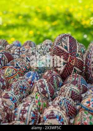 gruppo di uova di pasqua ortodosse rumene decorate in mostra Foto Stock