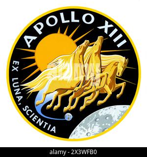 Apollo 13, missione di atterraggio lunare 1969 insegne che mostrano Apollo, il dio del sole della mitologia greca, e la frase latina “Ex Luna, Scientia” che significa “dalla Luna, conoscenza”. Foto Stock