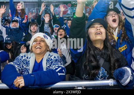 24 aprile 2024, Toronto, Ontario, Canada: I tifosi che guardano la partita su uno schermo gigante reagiscono mentre i Toronto Maple Leafs segnano un gol contro i Boston Bruins durante il primo turno, gara 4 a Maple Leaf Square fuori Scotiabank Arena. Durante le partite di playoff dei Toronto Maple Leafs, Maple Leaf Square si trasforma in un mare di blu e bianco, riecheggiando i canti dei tifosi appassionati che si radunano con entusiasmo dietro la ricerca della vittoria della loro squadra. L'atmosfera elettrica irradia attesa ed eccitazione, creando ricordi indimenticabili sia per i sostenitori che per gli osservatori occasionali. (Immagine di credito: © Shawn G Foto Stock