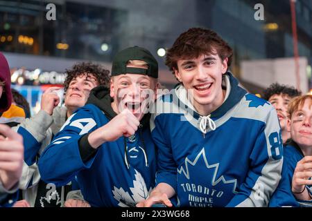 24 aprile 2024, Toronto, Ontario, Canada: I tifosi che guardano la partita su uno schermo gigante reagiscono mentre i Toronto Maple Leafs segnano un gol contro i Boston Bruins durante il primo turno, gara 4 a Maple Leaf Square fuori Scotiabank Arena. Durante le partite di playoff dei Toronto Maple Leafs, Maple Leaf Square si trasforma in un mare di blu e bianco, riecheggiando i canti dei tifosi appassionati che si radunano con entusiasmo dietro la ricerca della vittoria della loro squadra. L'atmosfera elettrica irradia attesa ed eccitazione, creando ricordi indimenticabili sia per i sostenitori che per gli osservatori occasionali. (Immagine di credito: © Shawn G Foto Stock
