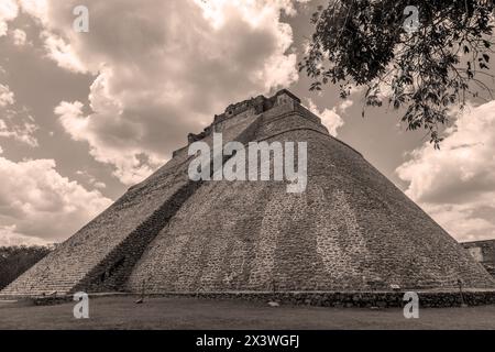 Maya Pyramid of the Magician in tonalità seppia, Uxmal, penisola dello Yucatan, Messico. Foto Stock