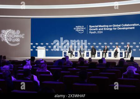 Riyadh, Arabia Saudita. 28 aprile 2024. L'apertura della riunione speciale del World Economic Forum (WEF) si è tenuta a Riyad, Arabia Saudita, il 28 aprile 2024. Un incontro speciale del WEF, incentrato sulla collaborazione globale, la crescita e l'energia per lo sviluppo, ha concluso la sua prima tappa di una discussione di due giorni domenica nella capitale saudita di Riyad. Crediti: Wang Haizhou/Xinhua/Alamy Live News Foto Stock