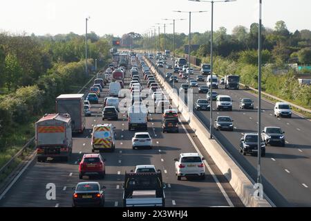 Slough, Regno Unito. 29 aprile 2024. E' stata una mattinata impegnativa sulla M4 East diretta a Slough, Berkshire. Il limite di velocità era sceso a 40 km/h a seguito di un precedente incidente. Si prevede che le autostrade saranno molto affollate venerdì prima del fine settimana festivo. Crediti: Maureen McLean/Alamy Live News Foto Stock