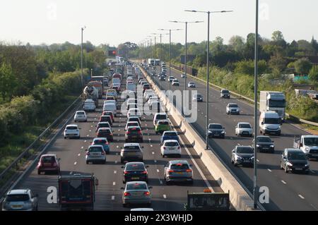 Slough, Regno Unito. 29 aprile 2024. E' stata una mattinata impegnativa sulla M4 East diretta a Slough, Berkshire. Il limite di velocità era sceso a 40 km/h a seguito di un precedente incidente. Si prevede che le autostrade saranno molto affollate venerdì prima del fine settimana festivo. Crediti: Maureen McLean/Alamy Live News Foto Stock